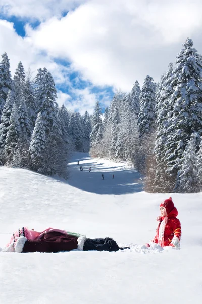 Skifahrer im belebten Skigebiet — Stockfoto
