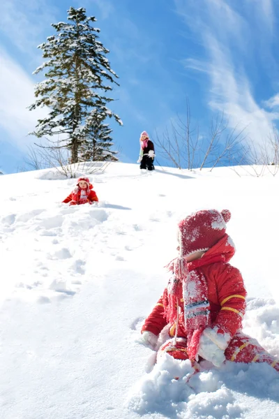 雪の上で遊んでいる2人の少女 — ストック写真