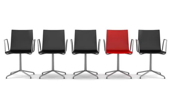 Красный стул офиса среди черных стульев изолированы на белом фоне — стоковое фото
