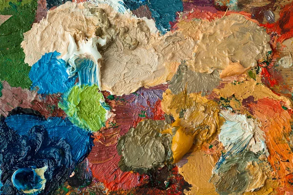 Fechar a paleta de artistas com pintura a óleo mista — Fotografia de Stock
