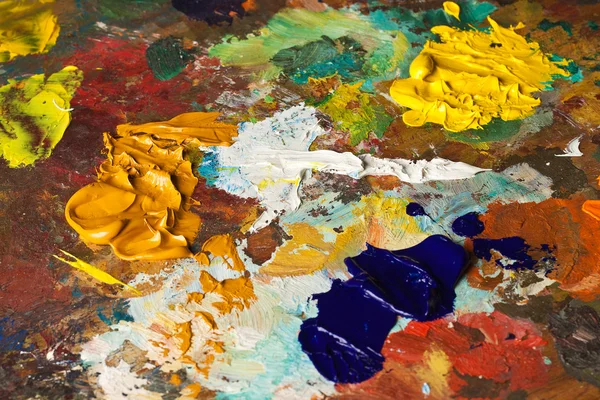 Gros plan de palette d'artistes avec peinture à l'huile mélangée — Photo