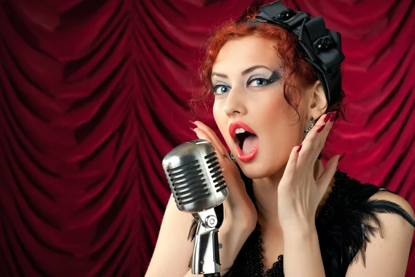 Hermosa pelirroja cantando en el micrófono vintage — Foto de Stock