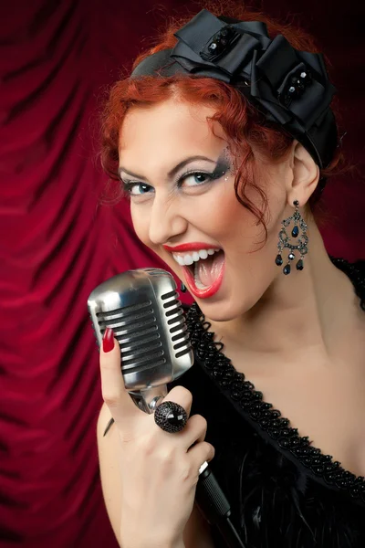 Vintage mikrofona şarkı güzel kızıl saçlı kadın — Stok fotoğraf