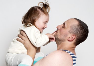 mutlu bir aile açık renkli izole