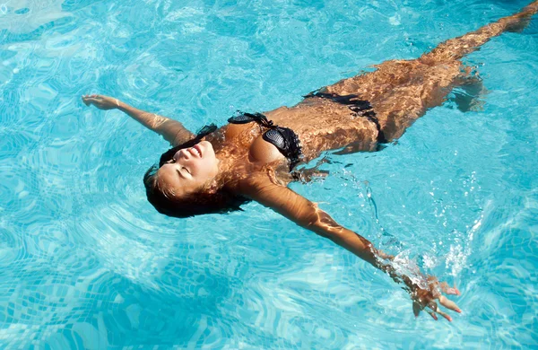 Щаслива дівчина розслабляється в басейні — стокове фото