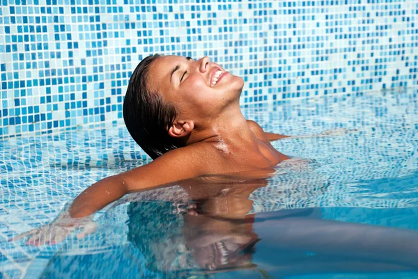 Happy girl relaxing in pool — Stock Photo, Image