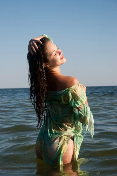 Młoda kobieta na morzu latem — Zdjęcie stockowe