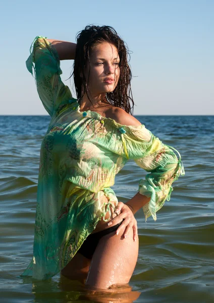 Jovem mulher no mar no verão — Fotografia de Stock