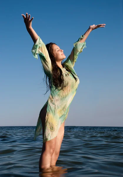 Chica joven en el mar en verano —  Fotos de Stock