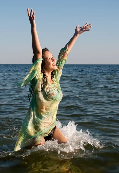Young girl on the sea in summer — Stock Photo, Image