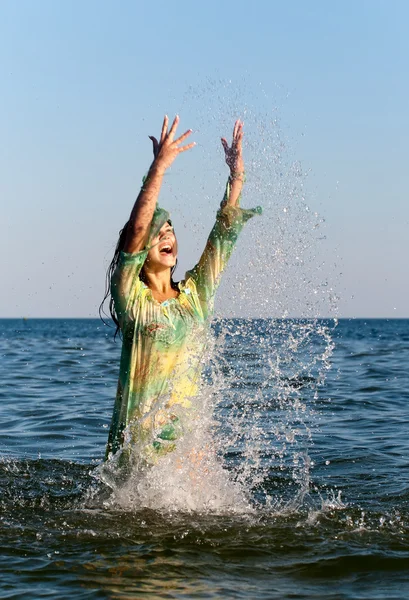 Νεαρό κορίτσι στη θάλασσα το καλοκαίρι — Φωτογραφία Αρχείου