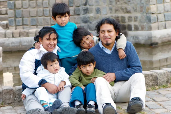 Familia latina sentada en la calle — Foto de Stock