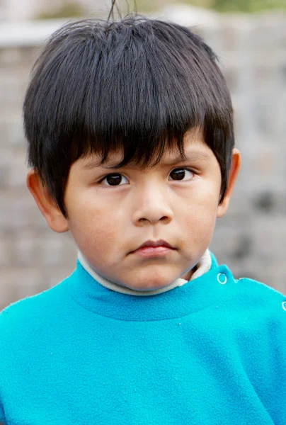 Kleine jongen portret op straat — Stockfoto