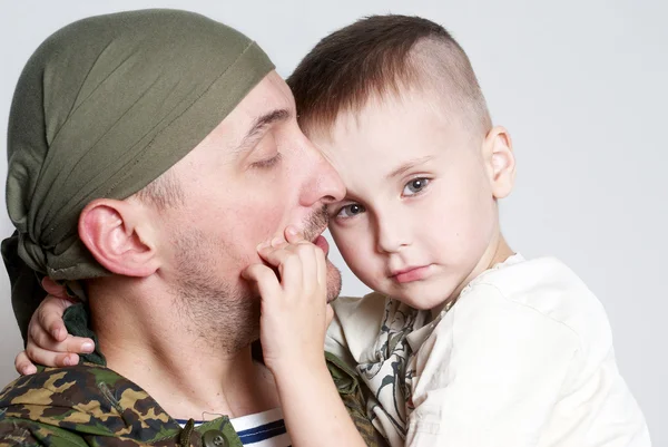 儿子对父亲上军事 serv 留下的悲惨的景象告别 — 图库照片