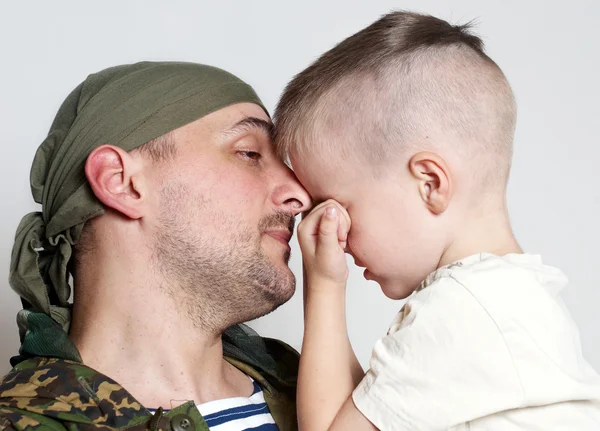 Печальная сцена прощания сына с отцом, уезжающим на военную службу — стоковое фото