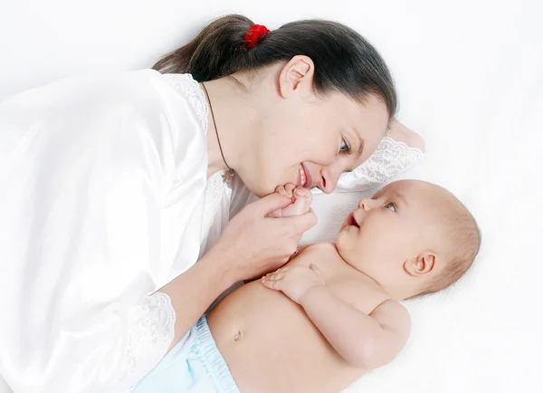 Feliz bebé jugando con la madre —  Fotos de Stock