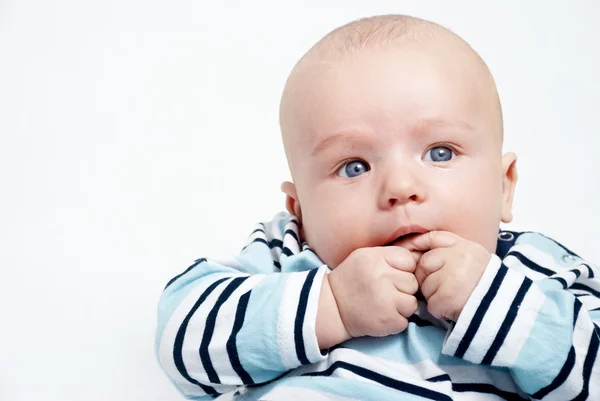 Parlak beyaz üzerinde bebek portresi — Stok fotoğraf