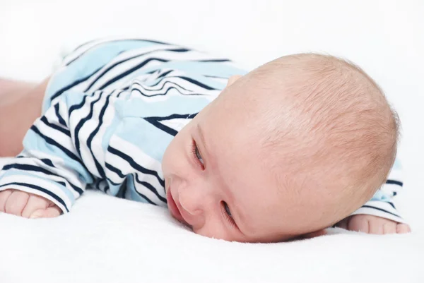 Nyfött barn på en filt — Stockfoto