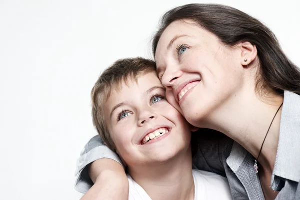 Szczęśliwa matka z synem na białym tle — Zdjęcie stockowe