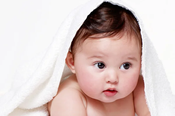 A kisbaba egy frottír törölköző alatt portréja — Stock Fotó