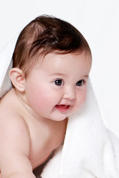 A kisbaba egy frottír törölköző alatt portréja — Stock Fotó