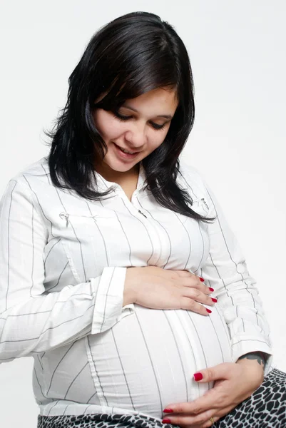 Портрет вагітної жінки на світлому тлі — стокове фото