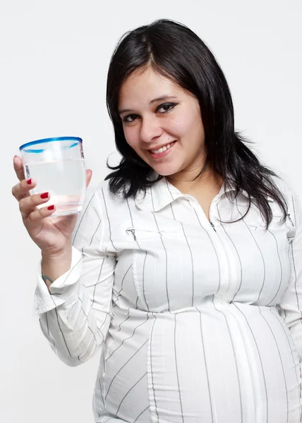 Portrét těhotné ženy s vodním sklem — Stock fotografie
