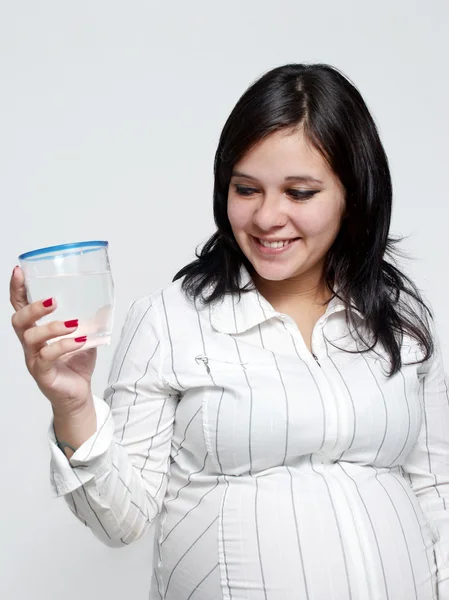 Portrét těhotné ženy s vodním sklem — Stock fotografie