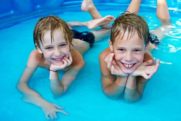 Felicidad niños en la piscina —  Fotos de Stock