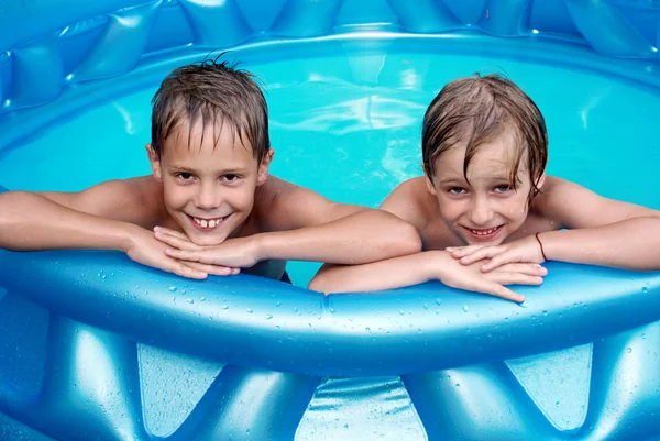 Felicidad niños en la piscina — Foto de Stock