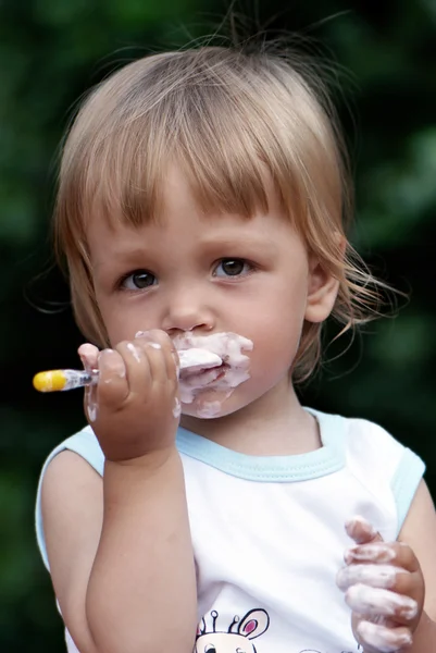 Retrato del niño comiendo yogur — Foto de Stock