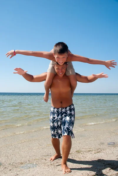 Gioioso fratelli divertirsi in spiaggia — Foto Stock