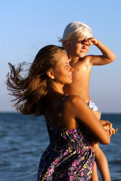 幸福的母亲和儿子在海 — 图库照片