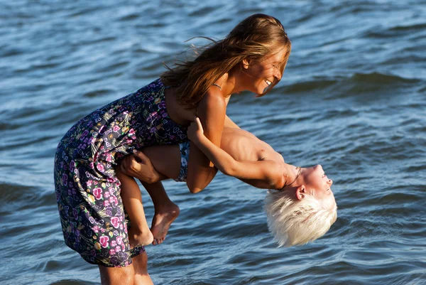 Felice madre e figlio in mare — Foto Stock
