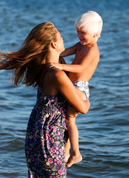 幸福的母亲和儿子在海 — 图库照片