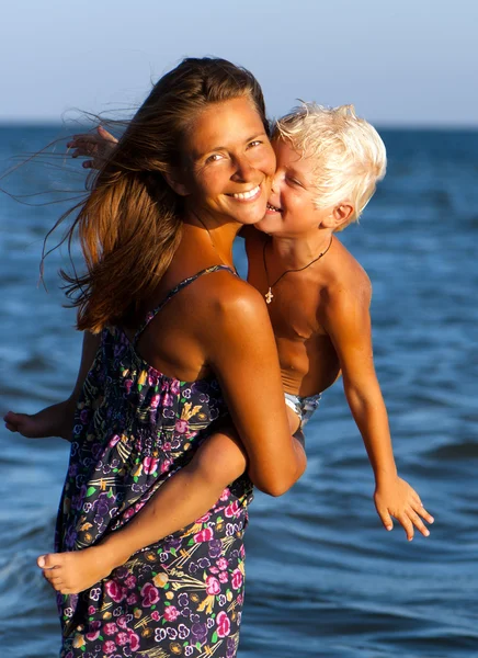 Mère heureuse et fils en mer — Photo