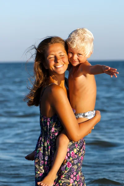 Счастливая мать и сын в море — стоковое фото