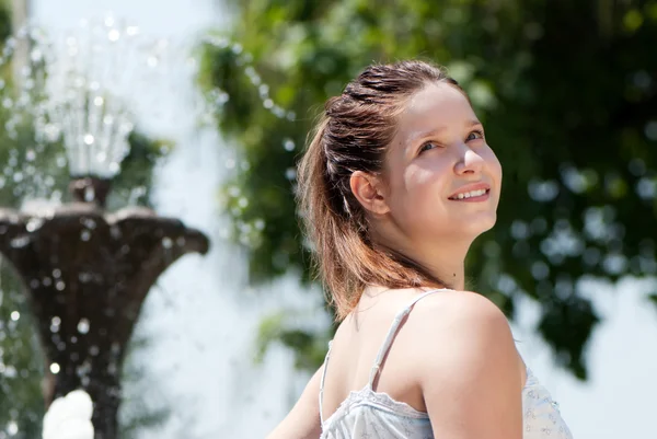 Retrato de uma adolescente ao ar livre — Fotografia de Stock