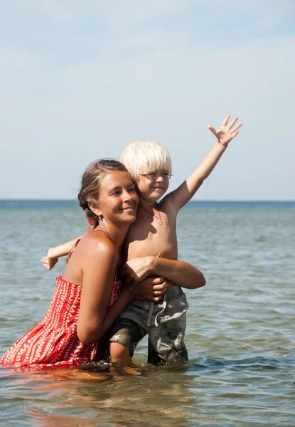 Ung mamma och son i havet — Stockfoto