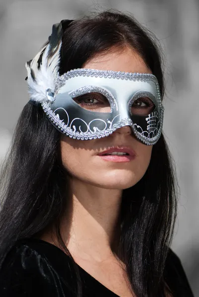 Retrato mulher bonita em vestido preto usando máscara de carnaval — Fotografia de Stock
