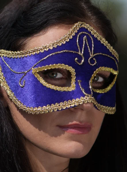 Retrato mulher bonita em máscara de carnaval — Fotografia de Stock