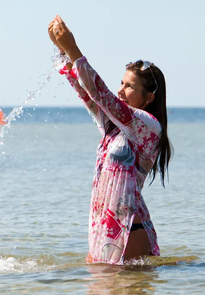 Jong meisje aan de zee in de zomer — Stockfoto
