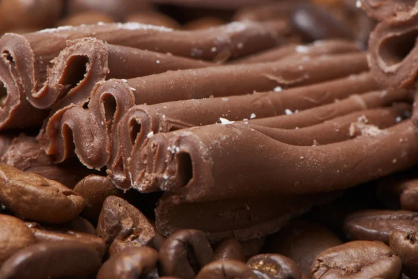 Χυμώδεις σοκολάτα σε καφέ σπόρους, close-up της μακρο — Φωτογραφία Αρχείου