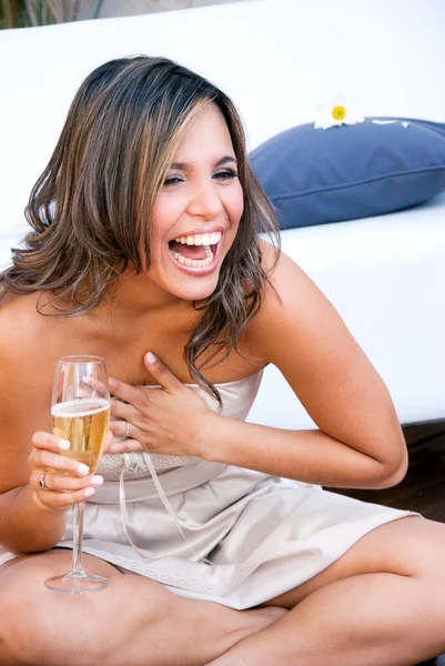 Смеющаяся эмоциональная латиноамериканка с шампанским — стоковое фото