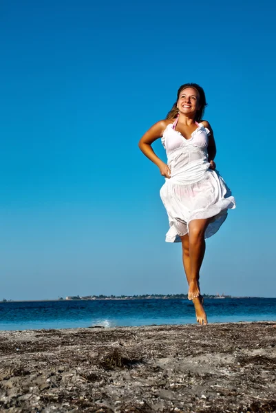 The girl running on seacoast — Stock Photo, Image