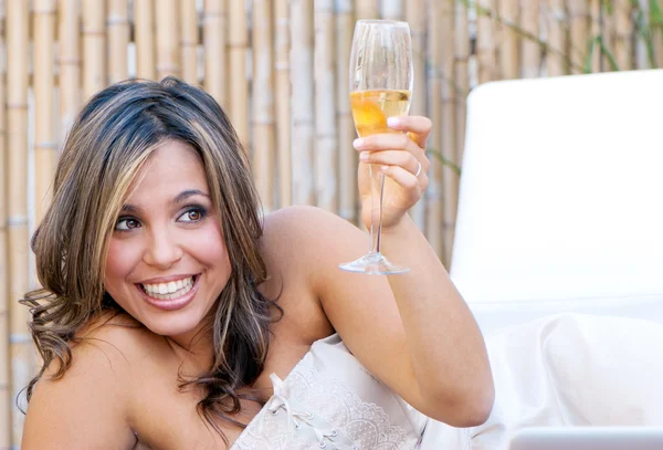 Das lachende emotionale lateinamerikanische Mädchen mit Champagner — Stockfoto