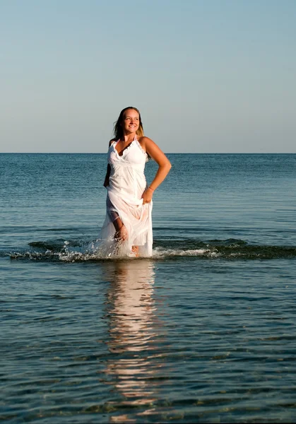 Hermosa joven corriendo en el mar —  Fotos de Stock