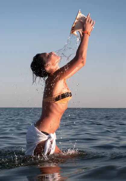 Schönes junges Mädchen hat ein Duschbad im Meer — Stockfoto