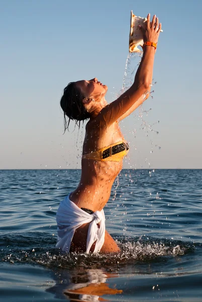 Bela jovem tem um banho de chuveiro no mar — Fotografia de Stock
