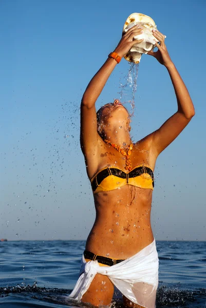 Krásná mladá dívka má sprchový kout v moři — Stock fotografie